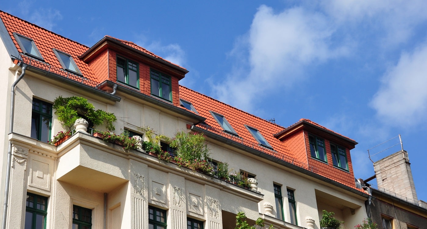 Mehrfamilienhaus mit neuen Dachfenstern von Firma für Dachfenstermontage